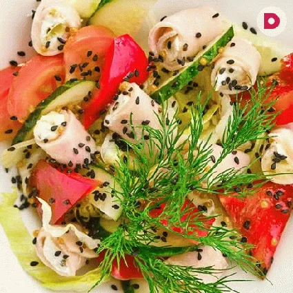 Салат из ветчины и помидоров сочетает в себе различные ингредиенты, которые делают его очень сытным. Поэтому он может украсить не только праздничный стол, но заменить завтрак. Для украшения такого салата используют укроп и петрушку.