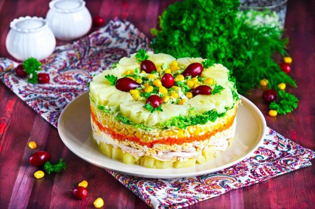 Салат из копченой курицы с ананасом