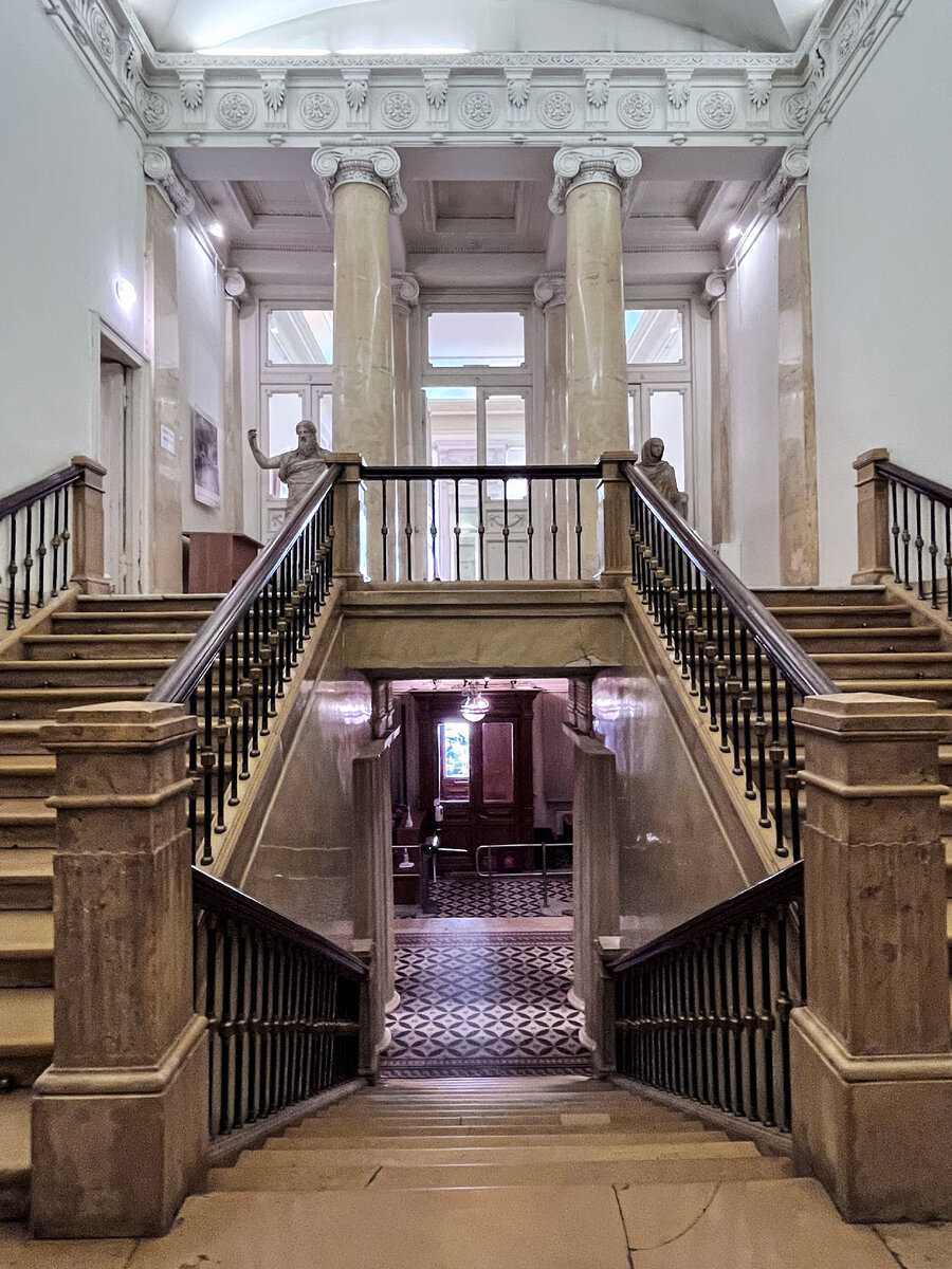 Парадная лестница в особняке И. Морозова. Фото автора