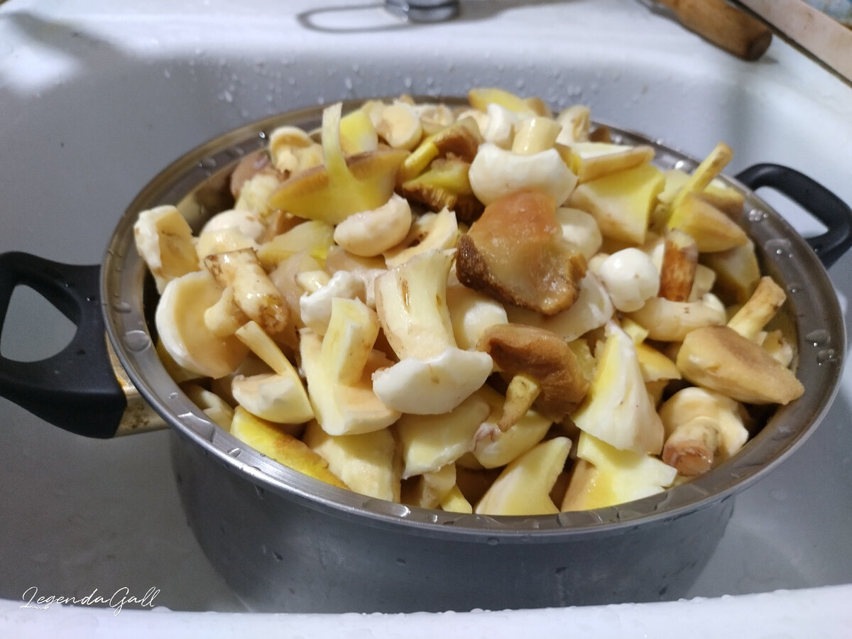 Чищенных и порезанных получилось вот столько. 6-литровая кастрюлька с горкой