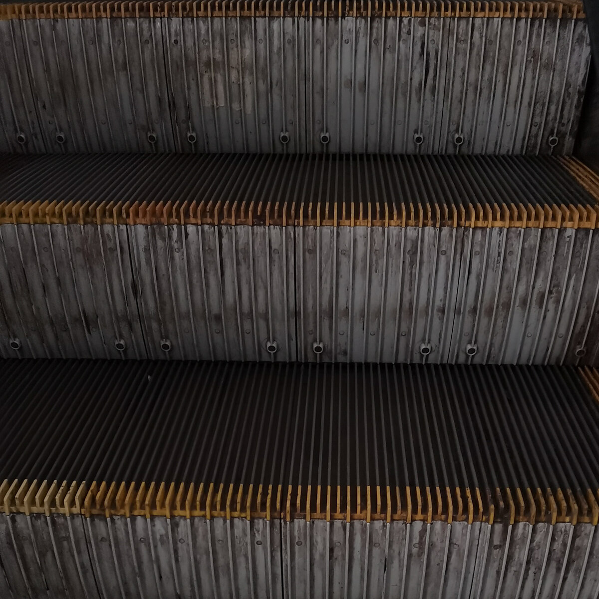 В особенно уязвимые моменты я часто разглядываю обычные вещи с непривычной для меня стороны. Обычный эскалатор, которых я тысячи объездила, живя всю жизнь в Москве. Но именно в тот вторник эскалатор выглядел необычно фотогеничным 📸