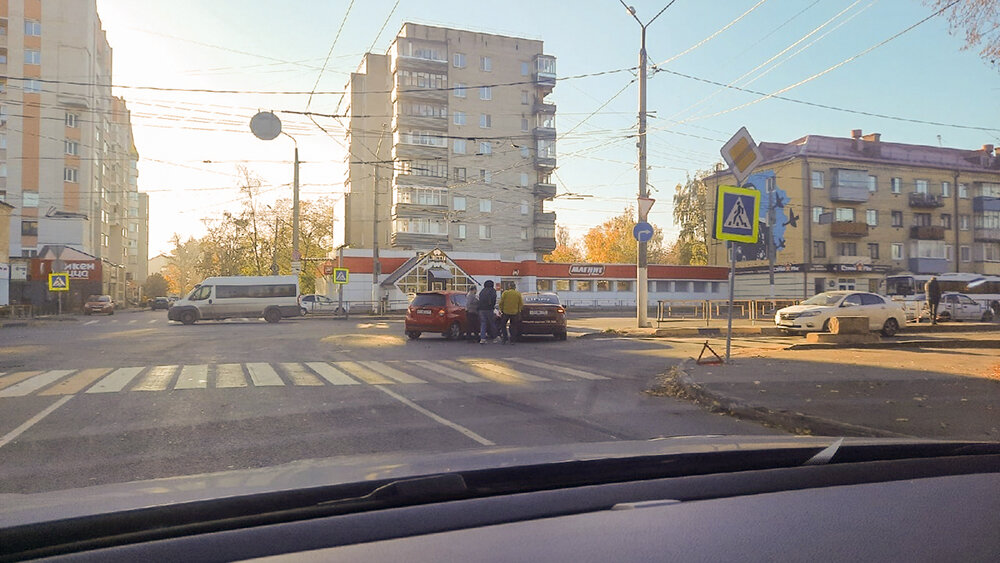 Фото в володарском районе брянска В БРЯНСКЕ НА УЛИЦЕ НИКИТИНА ЛЕГКОВУШКА ВРЕЗАЛАСЬ В ТАКСИ Брянская губерния Дзен
