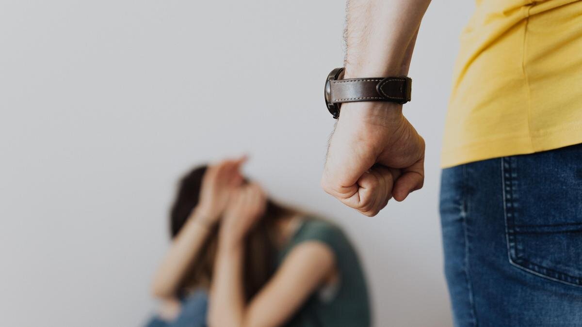    Мужчина с кулаком стоит напротив женщины:pexels.com