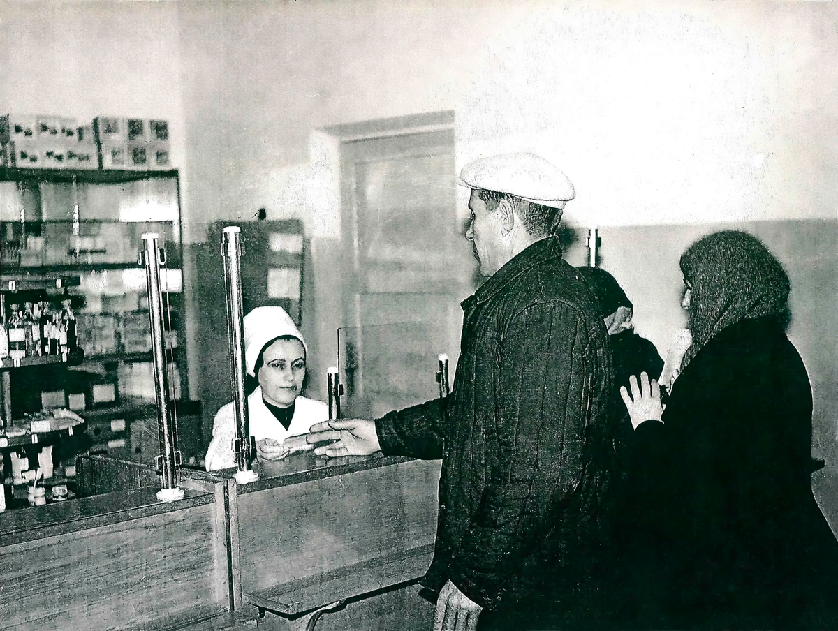 Заместитель управляющей центральной районной аптеки Сурмилова Л.К. принимает посетителей в рецептурном отделе