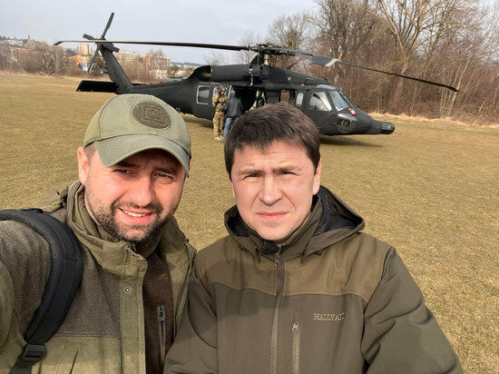     На снимке: глава фракции «Слуга народа» Давид Арахамия (слева) и советник руководителя офиса президента Украины Михаил Подоляк (справа). Global Look Press