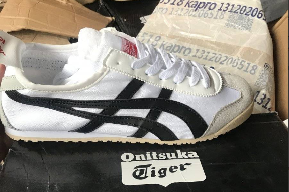 Фотография обуви, которую продает государство 