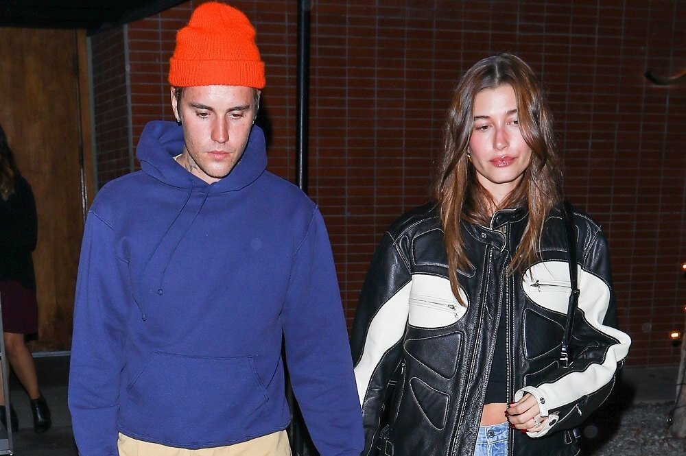     Хейли Бибер гуляет с мужем Джастином в самой модной куртке зимы-2023