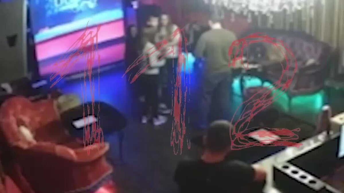    Певец Витас распыляет газовый баллончик на посетителя караоке Видео: 112