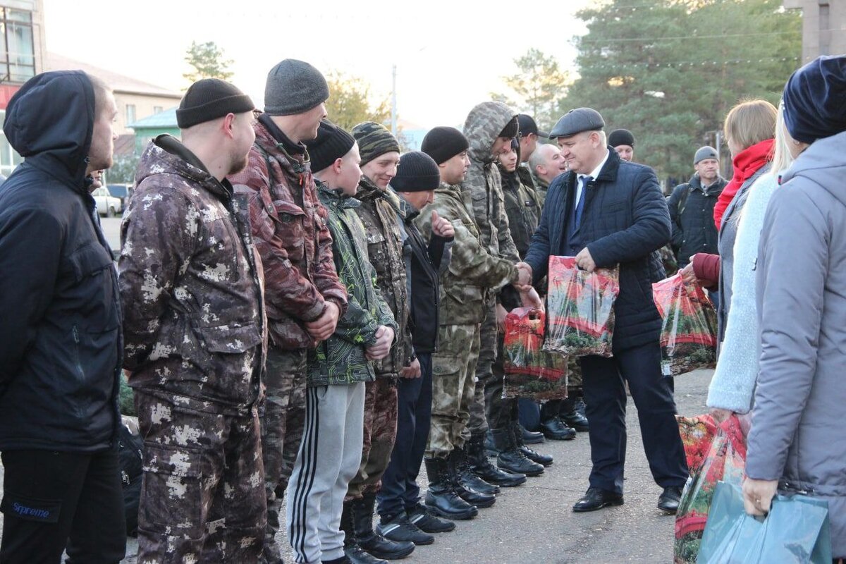  📷    В Илекском районе еще одну группу мужчин проводили в воинские части для боевого обучения Андрей Севостьянов