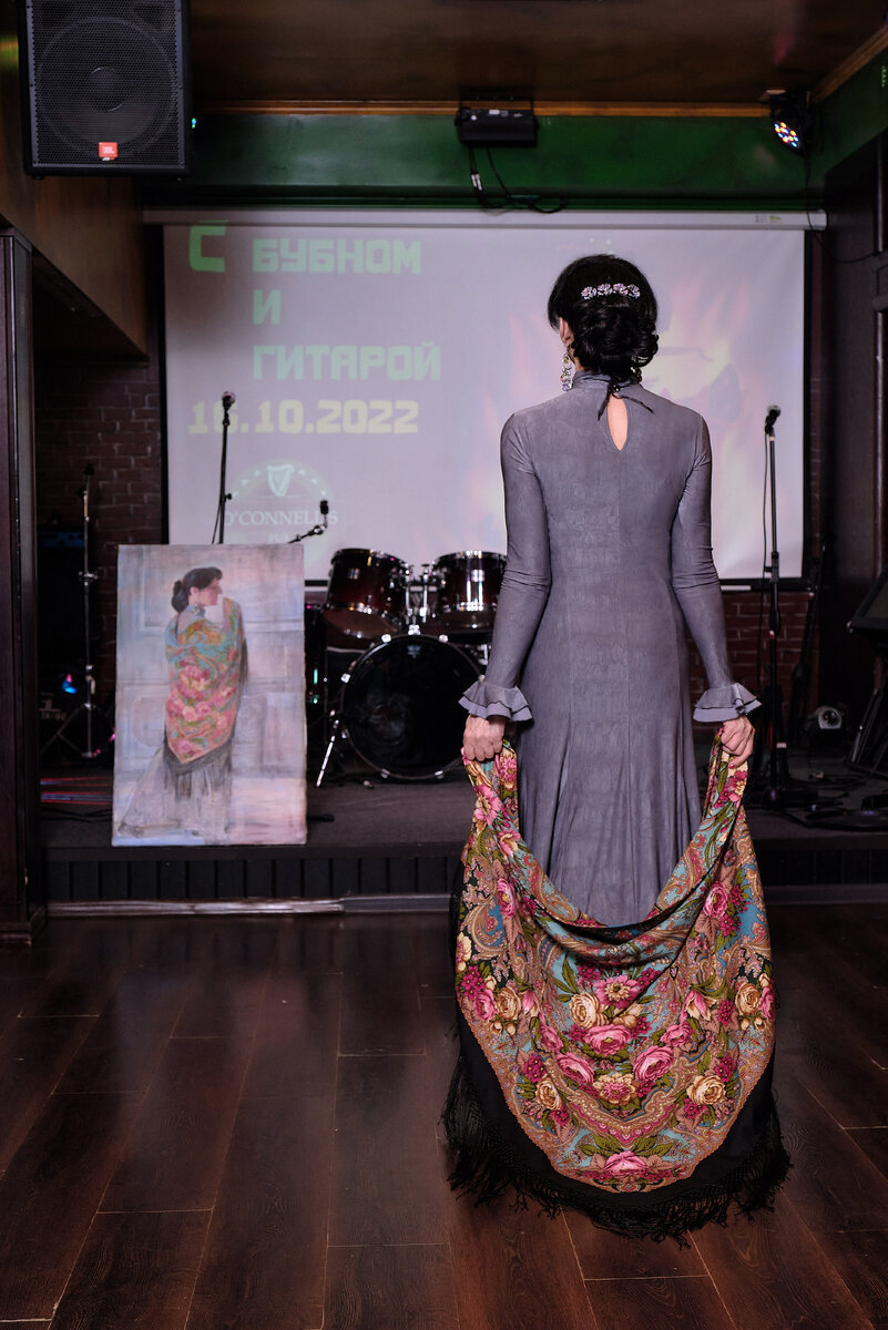 «Оживление» картины художника Светланы Максимовны Колесник, созданной под впечатлением от моего танца «Романс». На концерте «С бубном и гитарой» в ирландском пабе O’Connell’s на Покровке. 16 октября 2022 г.