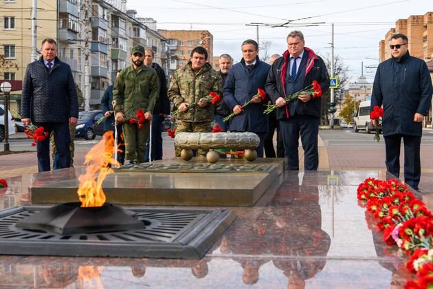    На площади Победы в Калуге руководители интербригады возложили цветы к Вечному огню на Могиле Неизвестного Солдата Пресс-служба правительства Калужской области