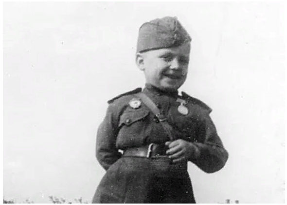 Юный Сережа в специально пошитой для него бойцами форме