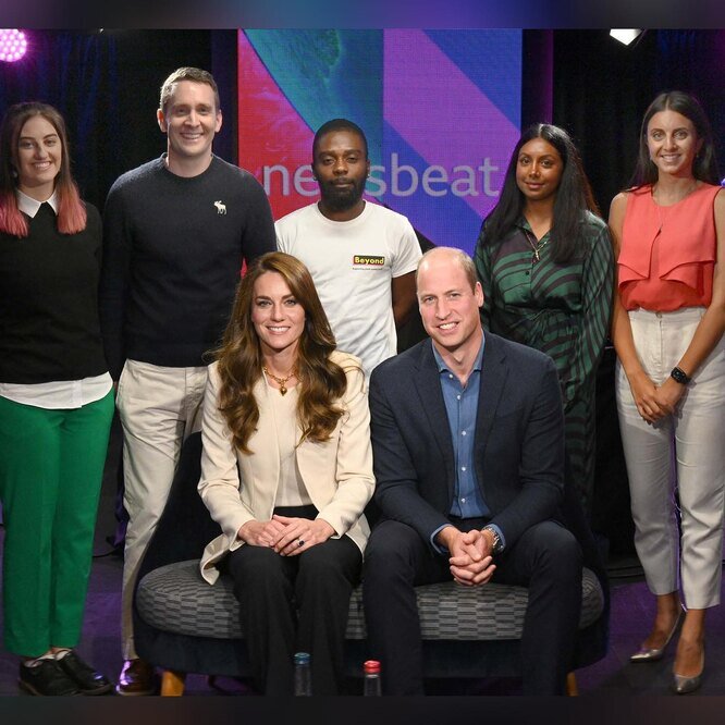 На принцессе Уэльской весьма бюджетный жакет Zara, в котором она уже появлялась на публике. Стоимость этой детали гардероба составляет в районе 4500 рублей, что весьма бюджетно для королевской особы. За такой выбор принцесса получила впечатляющую порцию одобрения от британцев