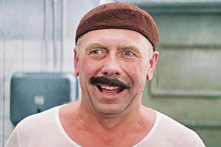 Анатолий Папанов. Фильм Бриллиантовая рука 1968.  Жанр комедия, преступление Страна СССР. Режиссёр Леонид Гайдай. Музыка Александр Зацепин. 