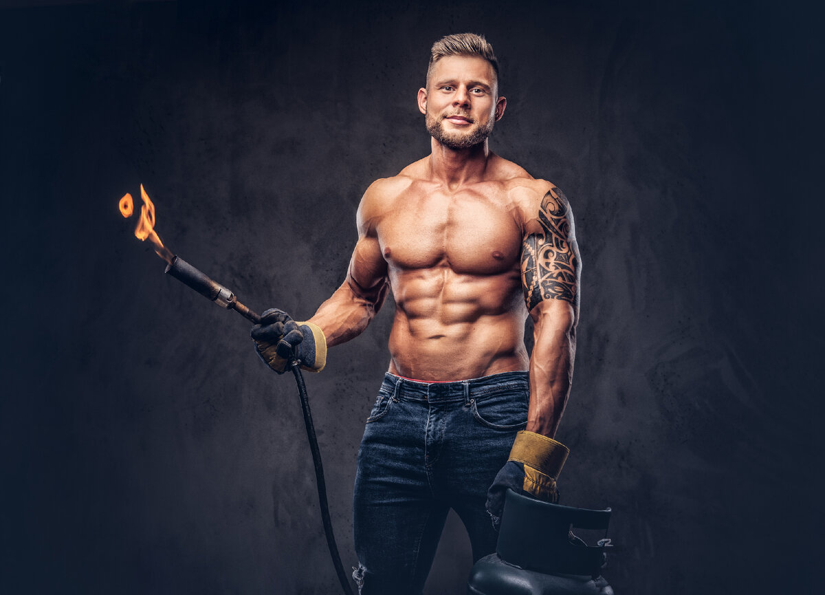 <a href="https://ru.freepik.com/free-photo/brutal-tattoed-male-welder-with-a-stylish-haircut-and-beard-with-muscular-body-dressed-in-only-jeans-holds-propane-tank-and-a-burning-burner-standing-in-a-studio-looking-with-a-smirk-isolated-on_25130098.htm#query=%D1%81%D0%B2%D0%B0%D1%80%D1%89%D0%B8%D0%BA&position=43&from_view=search&track=sph">Изображение от fxquadro</a> на Freepik  