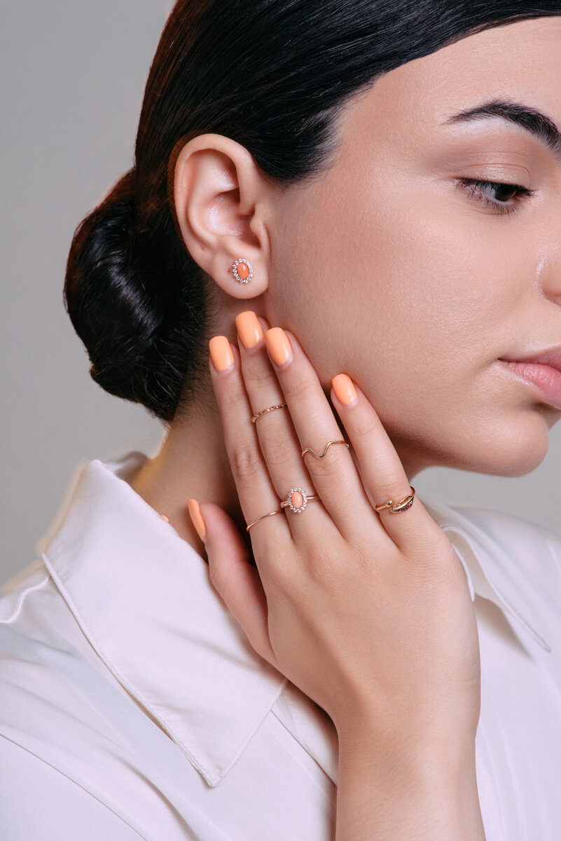 Коралл - это окаменевший скелет морских животных полипов - особого вида крошечных морских организмов, обитающих в тропических водах