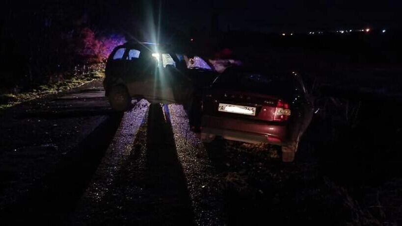     В Ростовской области три человека получили ранения в столкновении двух автомобилей, сообщили в УГИБДД по региону.