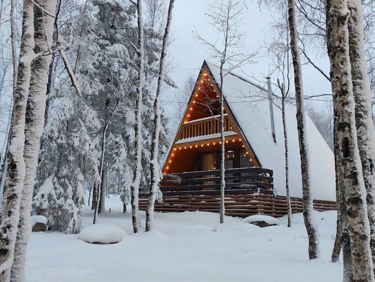 8-местный эко-домик на вершине горы Крестовой. Фото: Всесезонный курорт "Губаха"