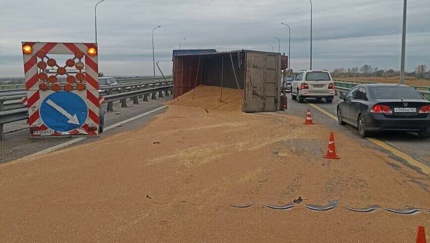     Под Ростовом перевернувшийся утром зерновоз создал 24-километровую пробку на М-4 «Дон», данные об этом предоставил сервис «Яндекс. Карты».