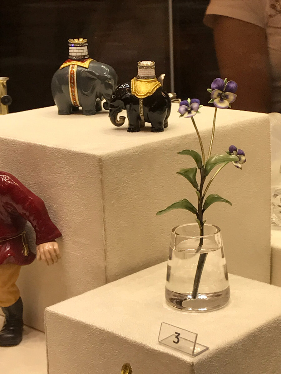 Цветок «Анютины глазки». Золото, горный хрусталь, нефрит, алмазы -"розы". Мастер Г. Вигстрём, 1903