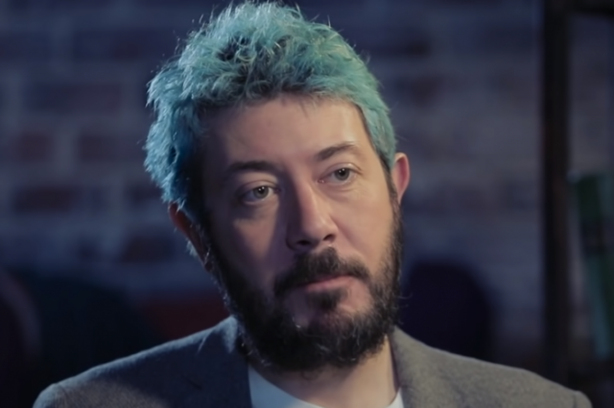    Сам Артемий Лебедев также известен своим цветом волос.