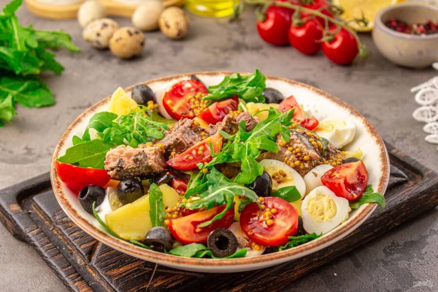 Нисуаз — это один из самых гармоничных по вкусу, аромату, цвету, яркости и сытности салат. Часто в качестве "подушки" используют листья салата, которые я предлагаю заменить на рукколу.