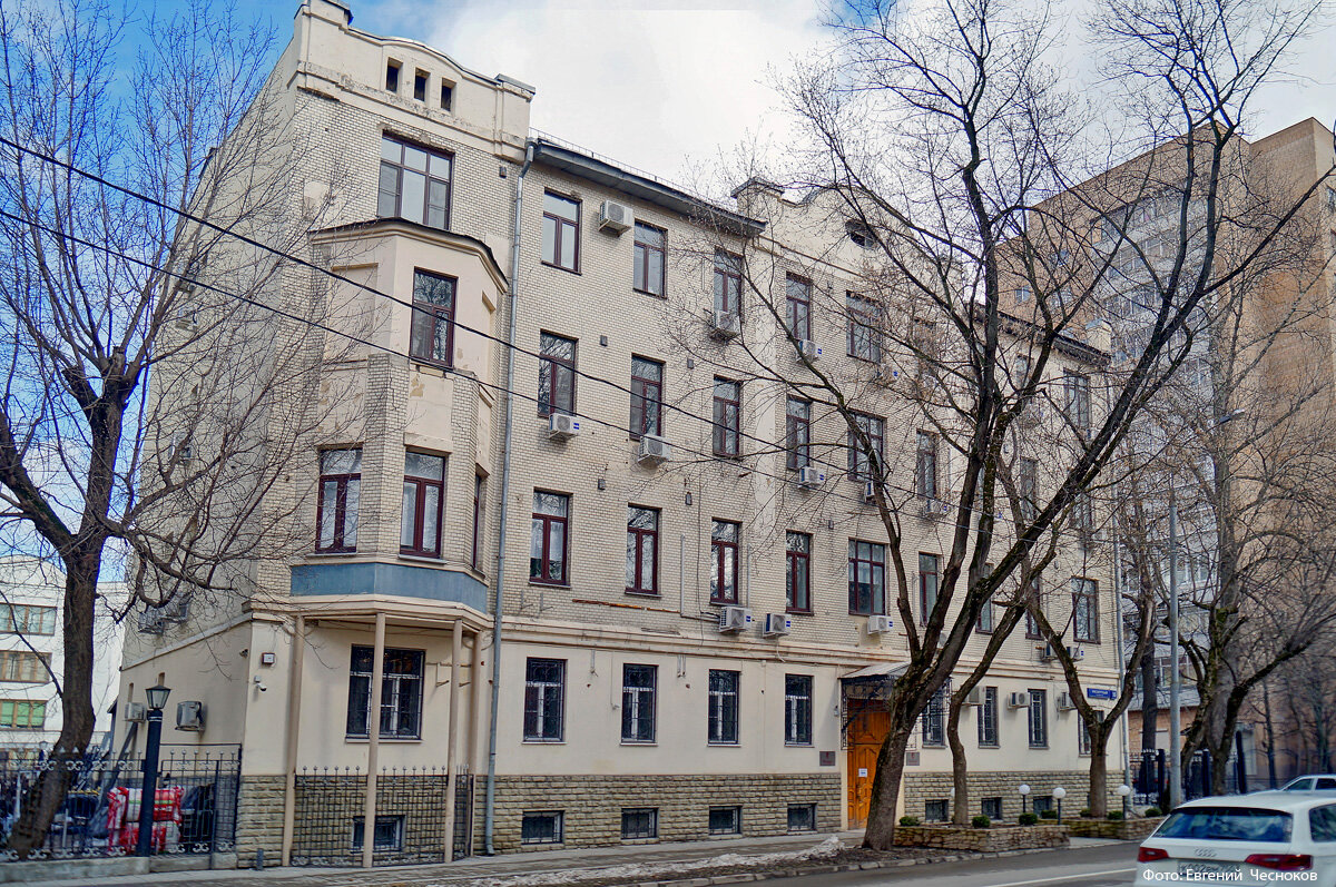 В Институтском переулке завершили реконструкцию наружного освещения