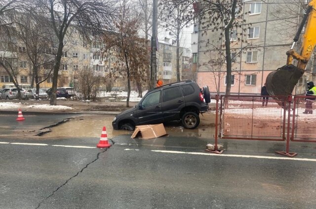 Нива провалилась в асфальт
