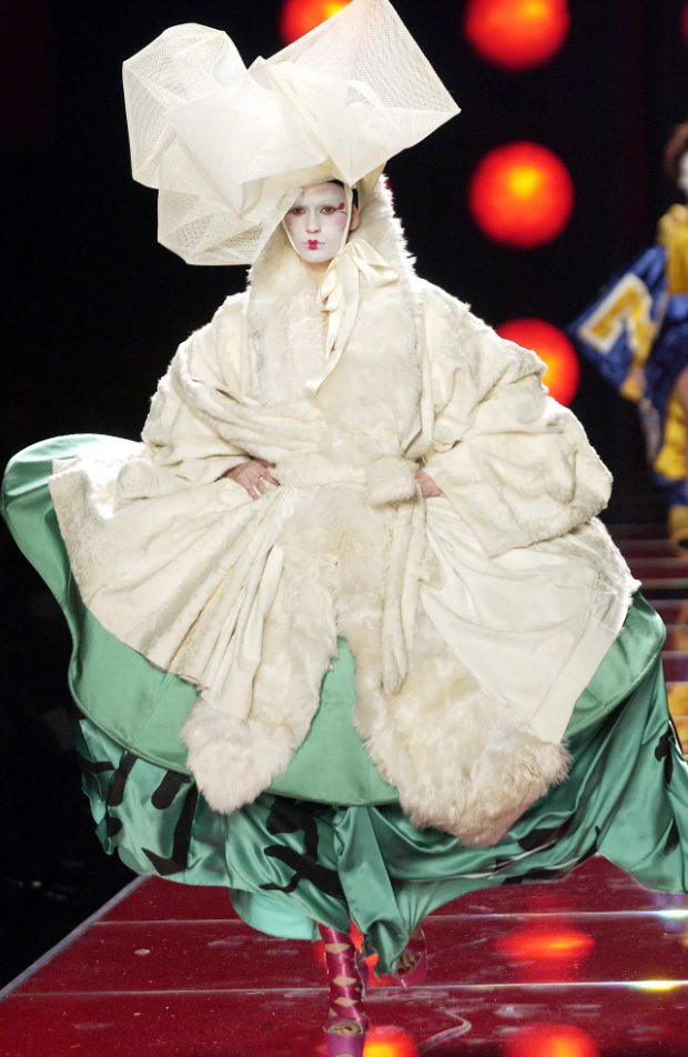 Но если мы рассмотрим силуэт, то за обилием ткани увидим европейское платье XVII века...