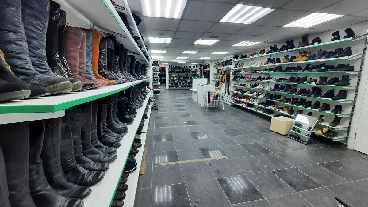 зал с обувью в комиссионном ДОБРО г.Санкт-Петербург