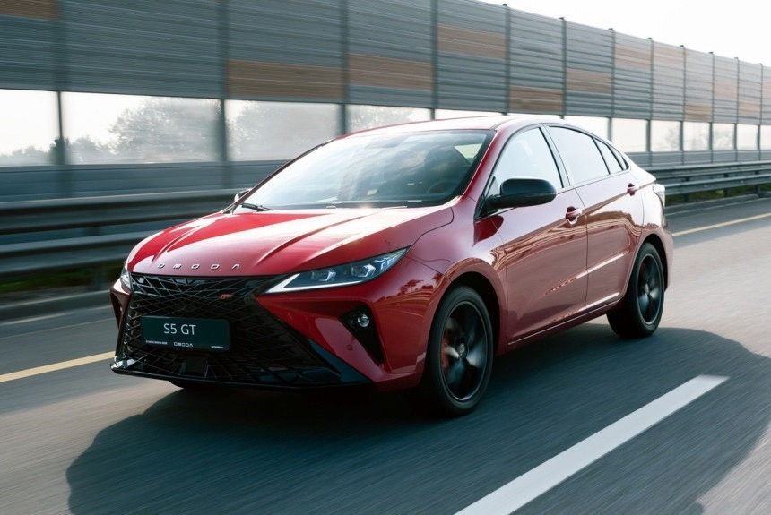 Дизайн OMODA S5 GT особенно выделяется за счёт 17-дюймовых легкосплавных дисков и  фирменных адаптивных LED фар.