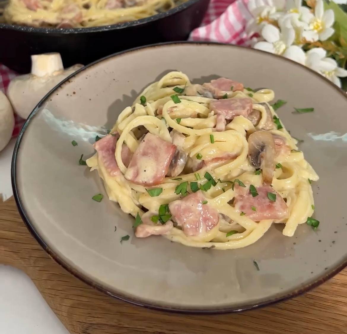 Паста с ветчиной и грибами
