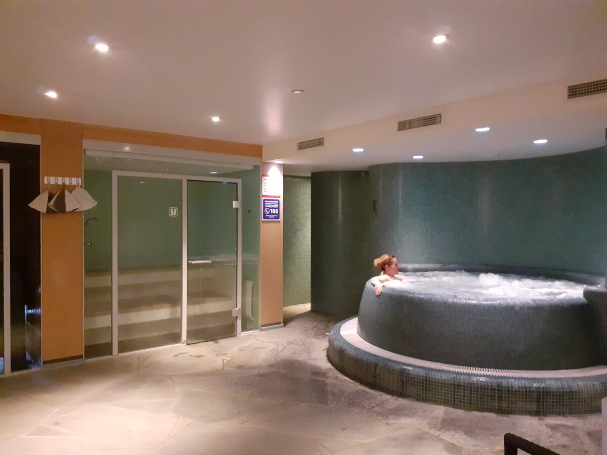СПА-зона отеля в Зеленоградске: хаммам, финская сауна и джакузи, но после 12:00 пользоваться этим можно только по предварительной записи. 