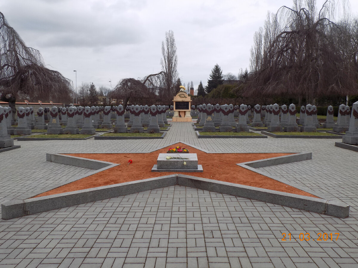 Могила генерала М. Е. Козыря на пражском Ольшанском кладбище