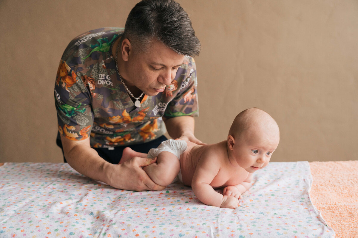 С помощью пеленки можно удобно положить ребенка на живот