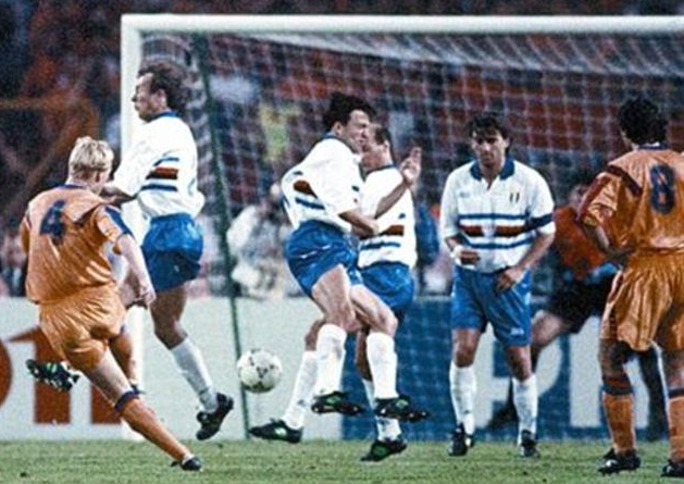 Гол Рональда Кумана в финале КЕЧ-1992. 