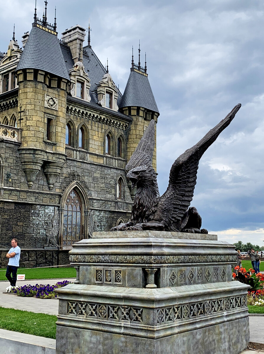 Мощные чудища - орлы с туловищами львов охраняют замок.