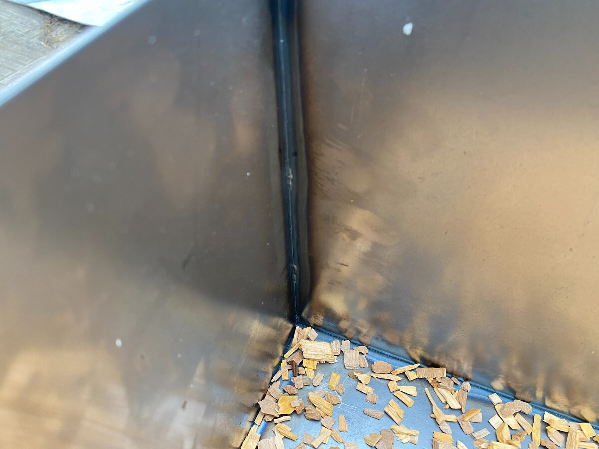 Швы хоть и аккуратные, но слишком уж хлипкие. Но после первого копчения все держится