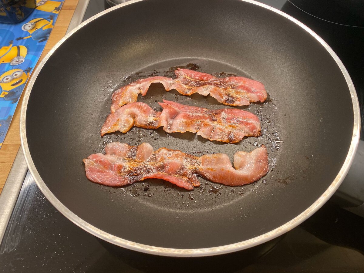 Сколько надо жарить мясо. Жареный бекон. Жареный бекон на сковороде. Зажаристый бекон. Обжарка бекона.