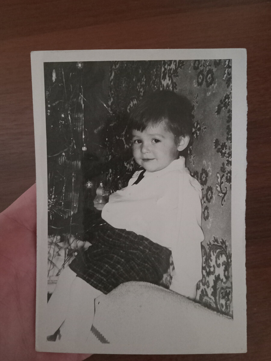 Фото автора на фоне ковра