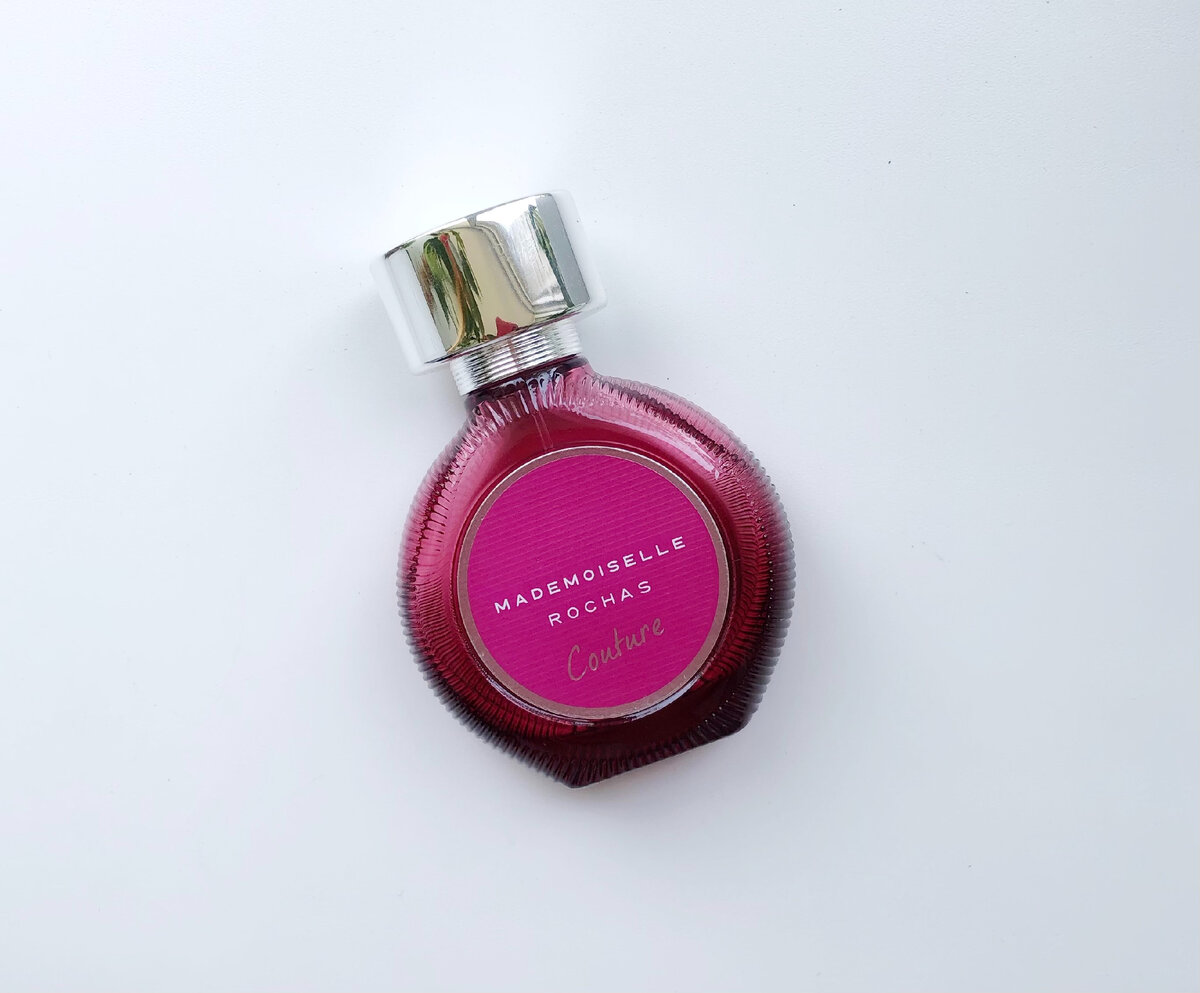 Груша, розовый перец, бергамот, гелиотроп, цветок апельсина, ландыш, бобы тонка, сандал, мускус.