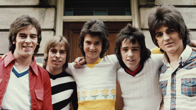 Bay City Rollers. В центре — Лес Маккьюэн