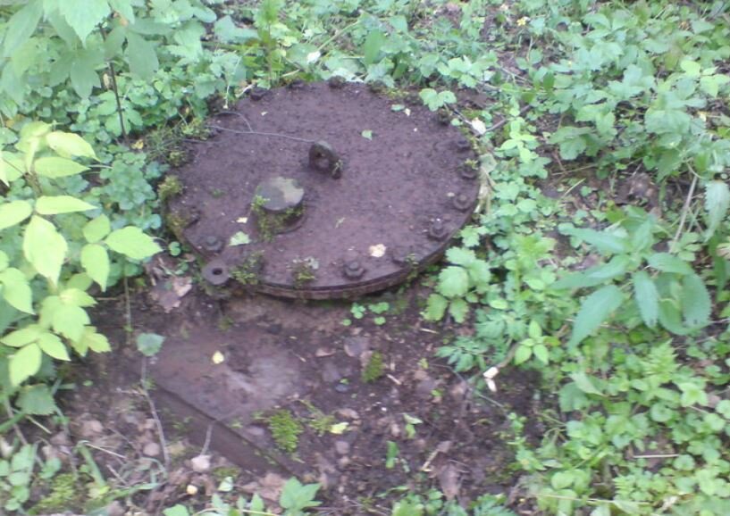 Это не люк водосбора. Одна из утилизированных бочек.