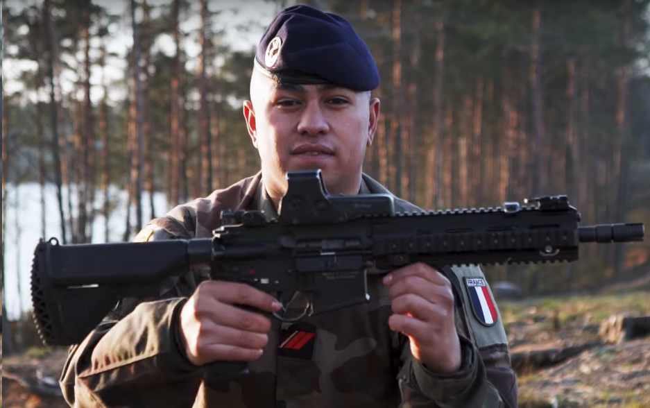 Оружие и снаряжение мотострелка армии Франции. Скриншот видео https://www.youtube.com/watch?app=desktop&v=z-vOn5EGp-A