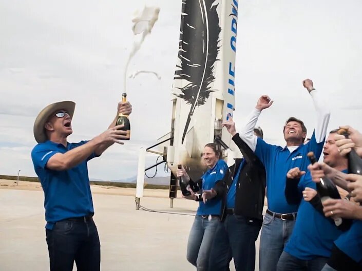 Джефф Безос и сотрудники Blue Origin празднуют первую посадку ракетного ускорителя New Shepard. Голубое происхождение
