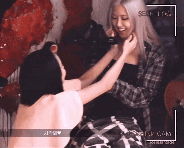 А вот chaelisa (Chaeyoung + Lisa) - Лису вообще легко шиппить с кем угодно, потому что она очень тактильный человек: обожает обниматься, целоваться 😂