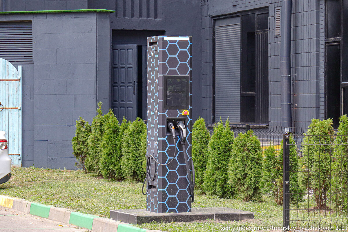 Зарядок для электрокаров по Минску стоит ну очень много