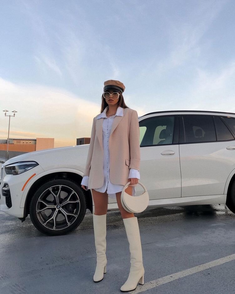 С жакетом, пиджаком