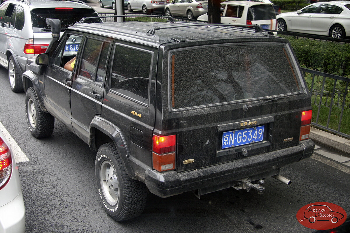 А тут на ручке англоязычная надпись "Jeep" сопровождена китайскими иероглифами, логотип "BJC" наклеен в левом углу, а шильдик комплектации ("4.0 Litre") - в правом 