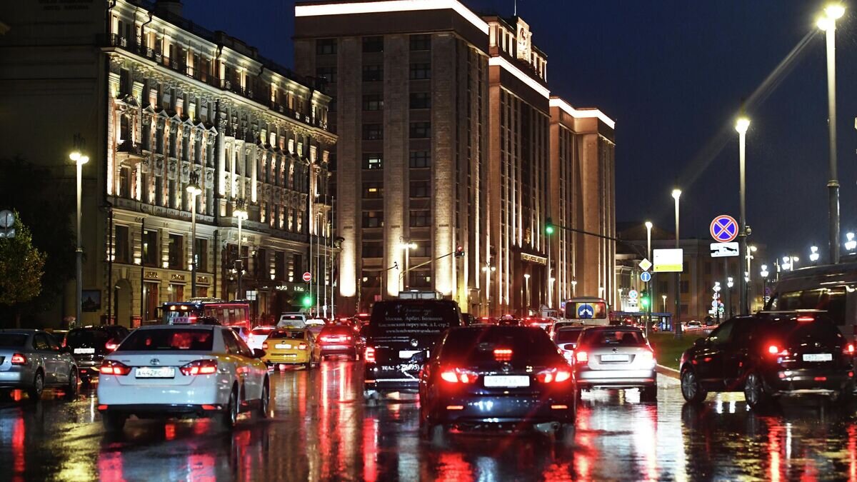    На Моховой улице во время дождя. На дальнем плане: здание Государственной Думы РФ© РИА Новости / Наталья Селиверстова